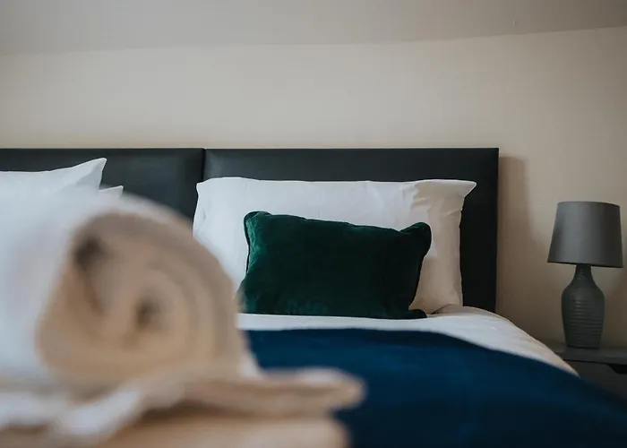 Albert - 5 Bedrooms Sleeps 11 Parking Wi-Fi Contractors