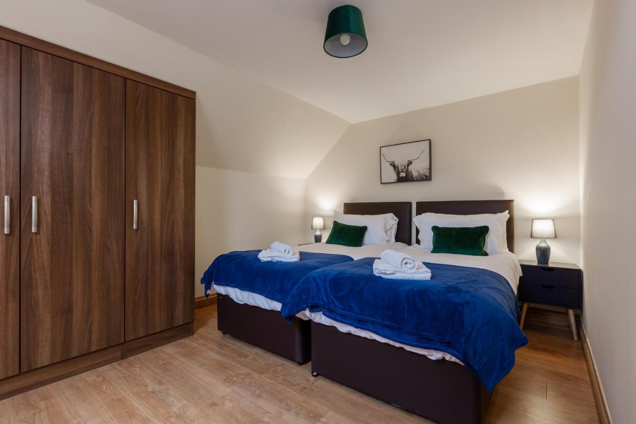 - 5 Bedrooms Sleeps 11 Parking Wi-fi Contractors