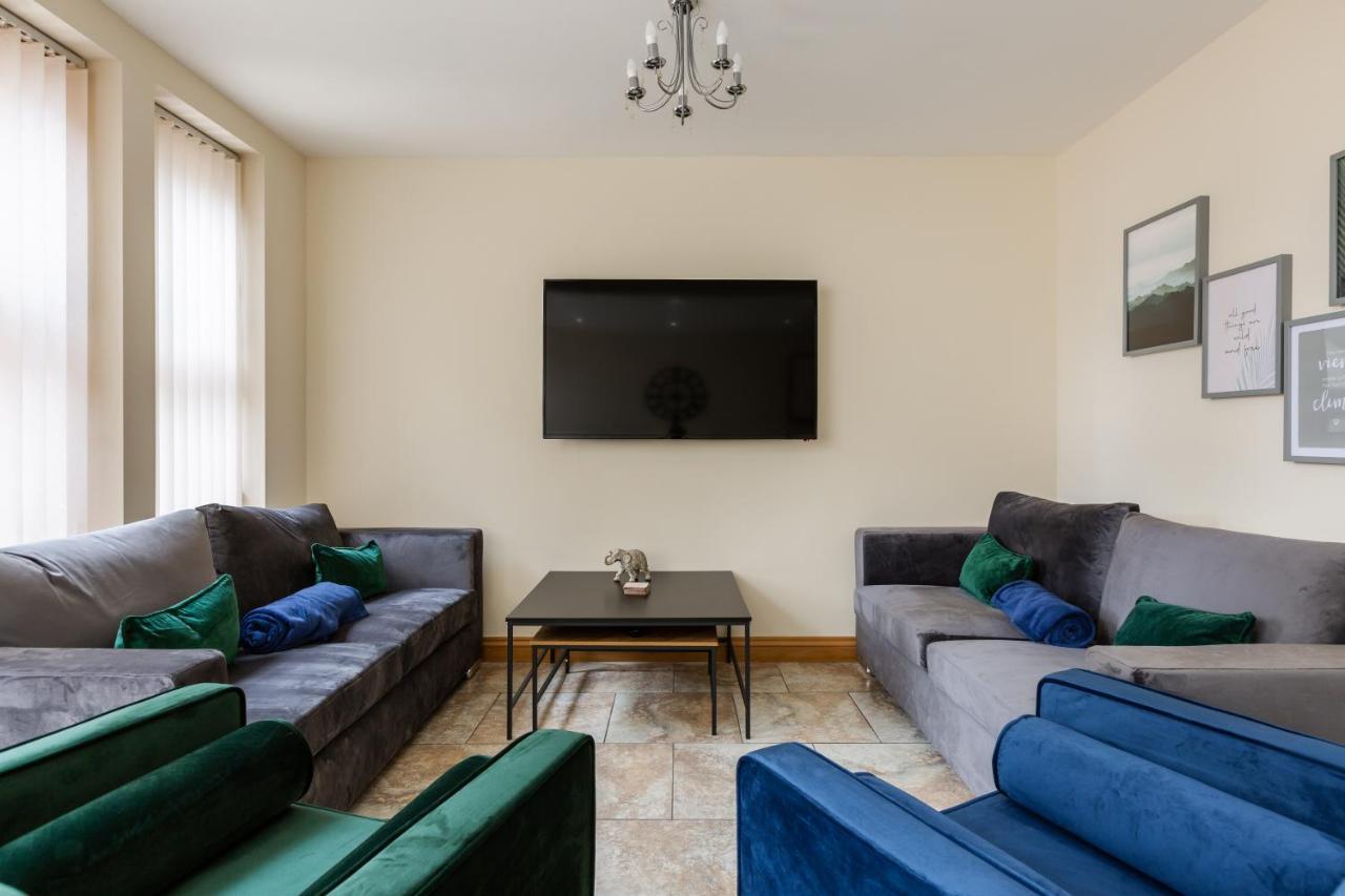 - 5 Bedrooms Sleeps 11 Parking Wi-fi Contractors * Preston (Lancashire)