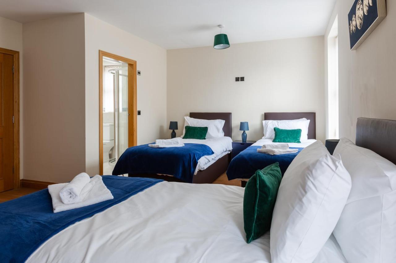 - 5 Bedrooms Sleeps 11 Parking Wi-fi Contractors