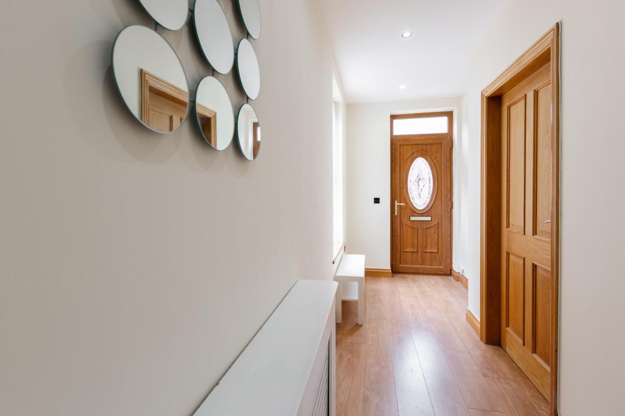 - 5 Bedrooms Sleeps 11 Parking Wi-fi Contractors * Preston (Lancashire)