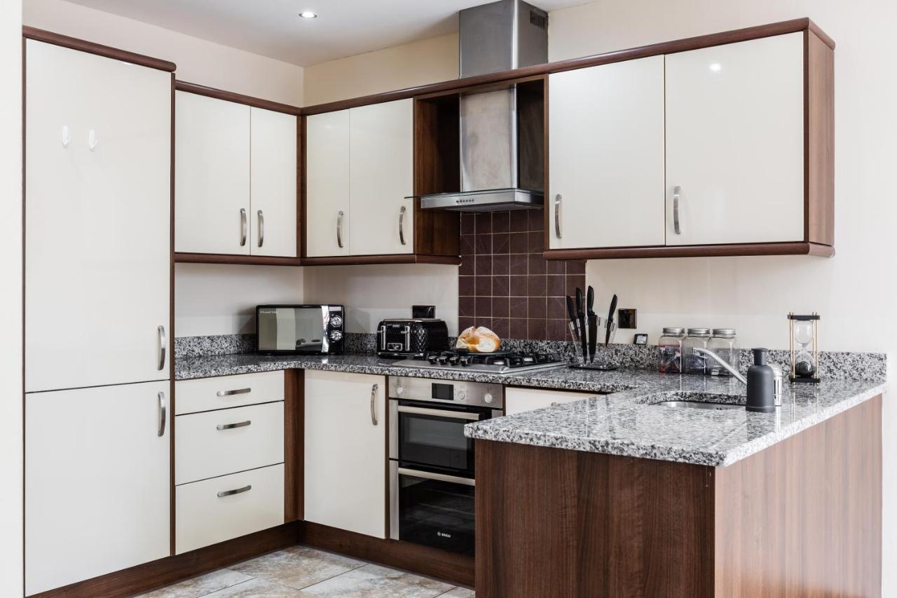 - 5 Bedrooms Sleeps 11 Parking Wi-fi Contractors Preston (Lancashire)