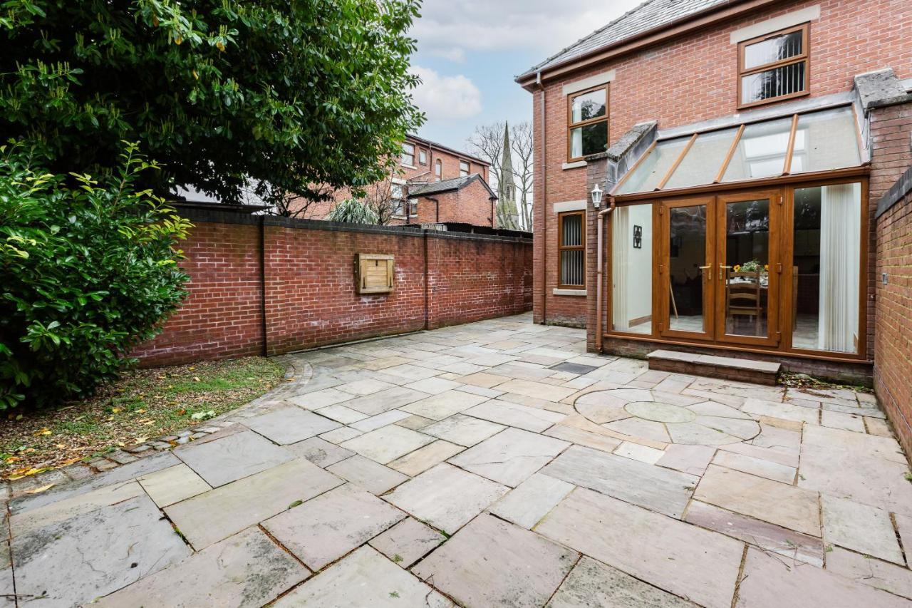 Holiday home - 5 Bedrooms Sleeps 11 Parking Wi-fi Contractors *