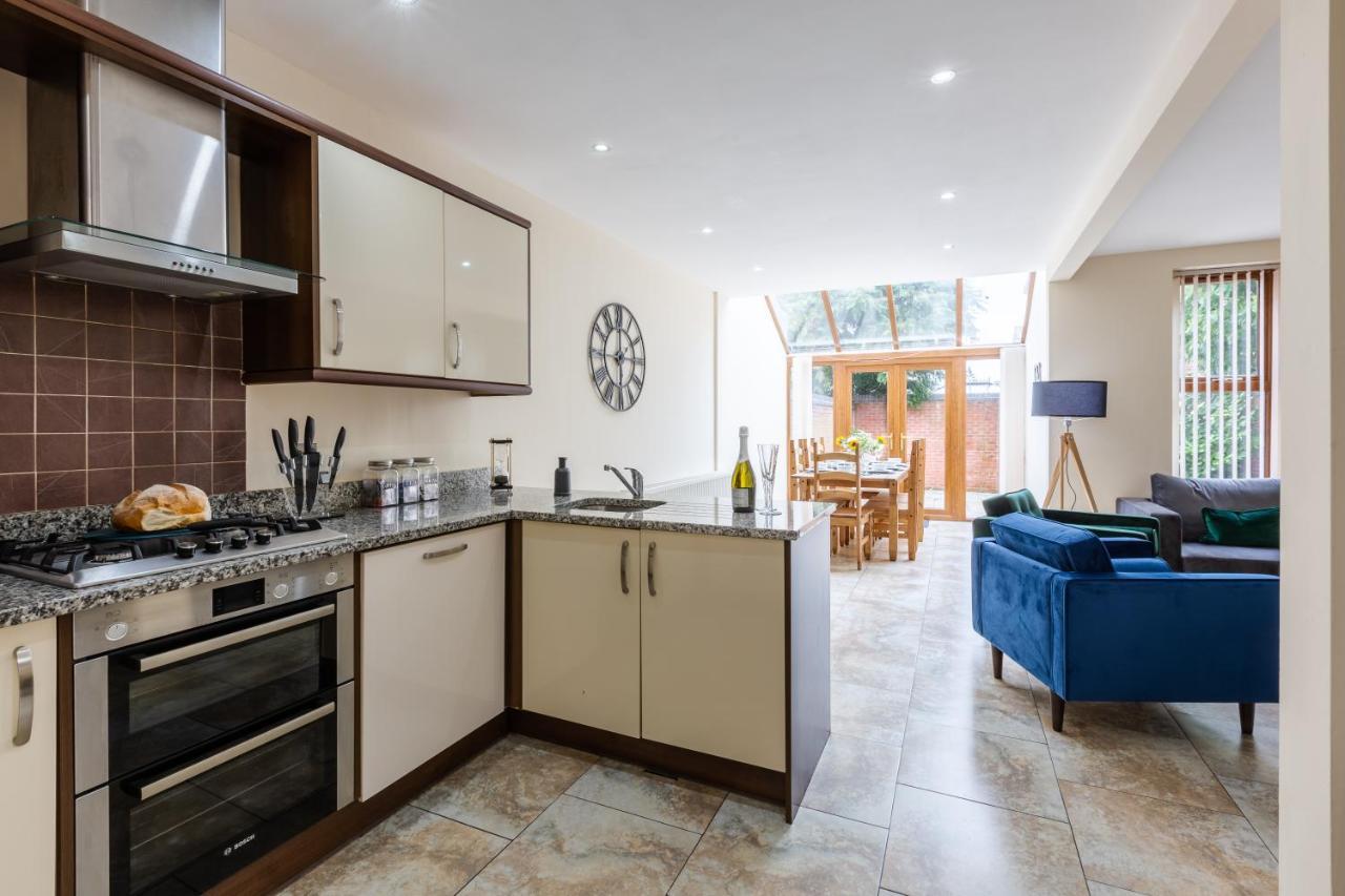 Holiday home - 5 Bedrooms Sleeps 11 Parking Wi-fi Contractors *