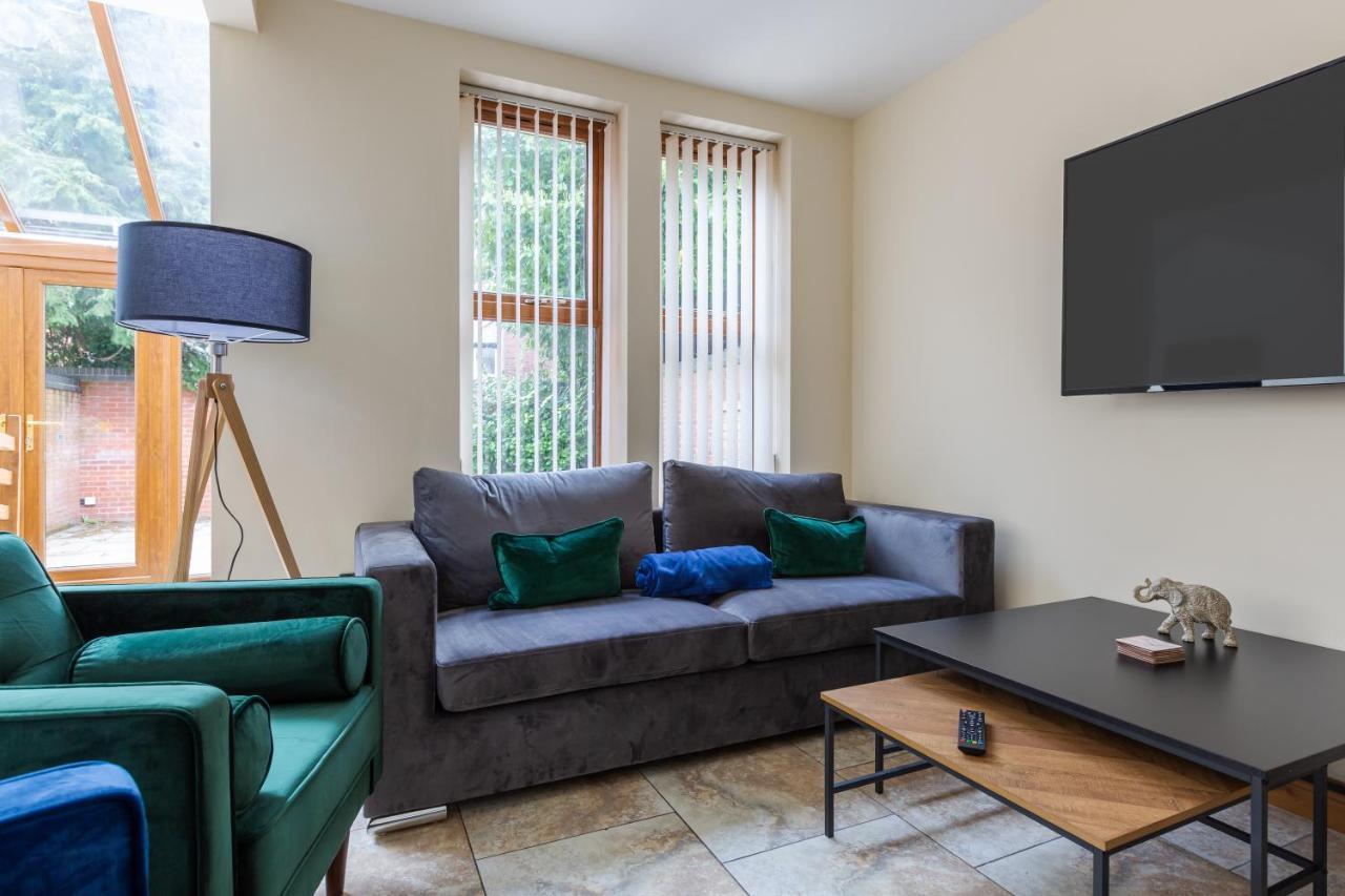 - 5 Bedrooms Sleeps 11 Parking Wi-fi Contractors Holiday home *
