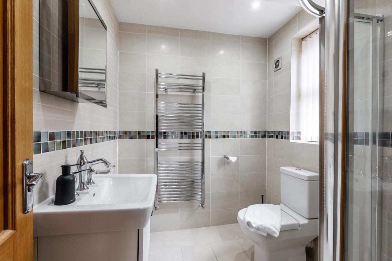 Holiday home - 5 Bedrooms Sleeps 11 Parking Wi-fi Contractors