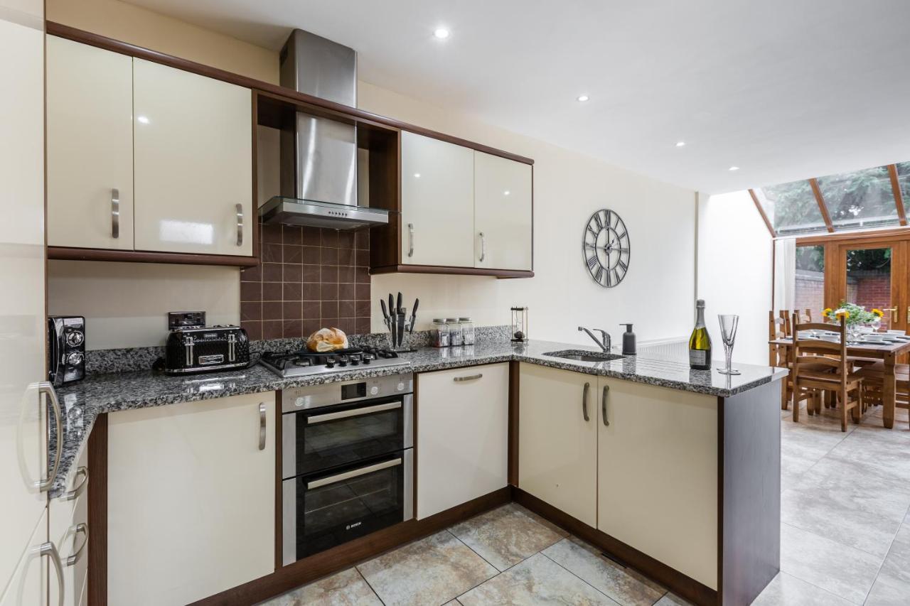 - 5 Bedrooms Sleeps 11 Parking Wi-fi Contractors Holiday home Preston (Lancashire)