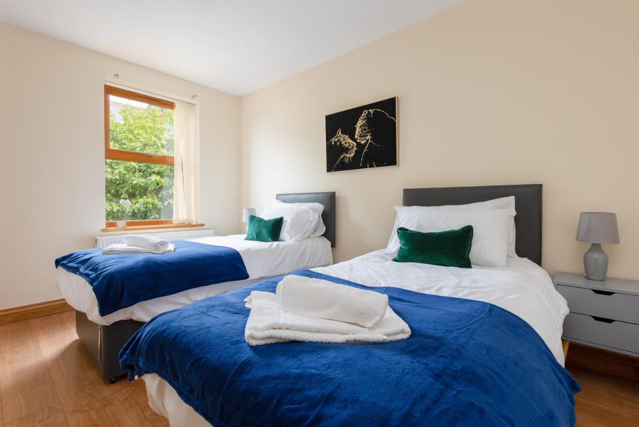 - 5 Bedrooms Sleeps 11 Parking Wi-fi Contractors Holiday home *