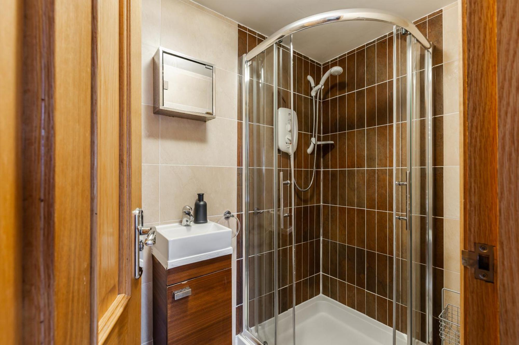 Holiday home - 5 Bedrooms Sleeps 11 Parking Wi-fi Contractors
