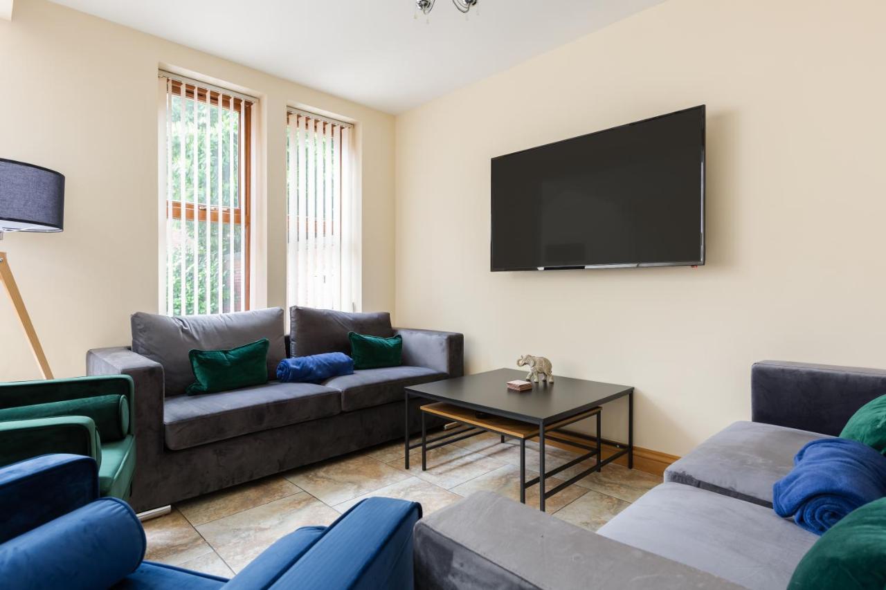 - 5 Bedrooms Sleeps 11 Parking Wi-fi Contractors * Preston (Lancashire)