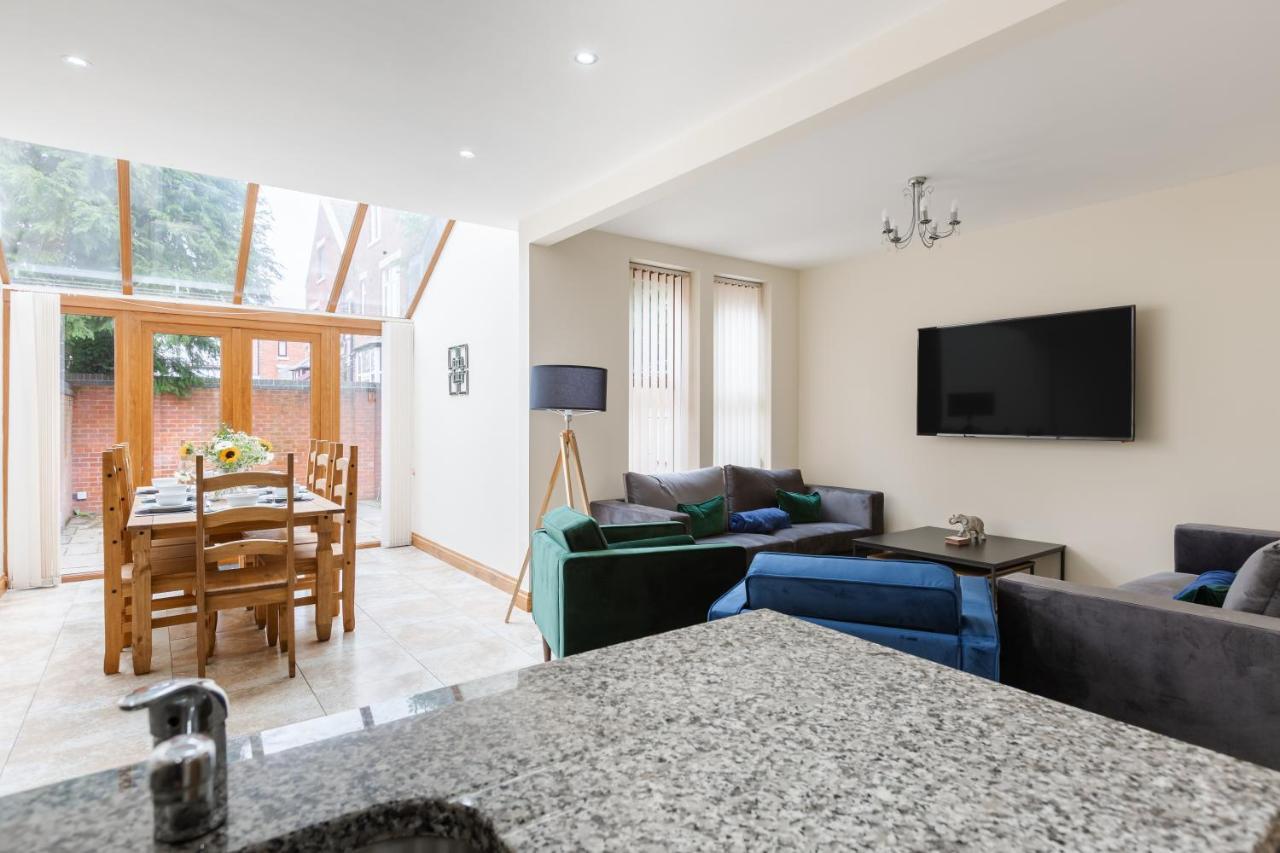 - 5 Bedrooms Sleeps 11 Parking Wi-fi Contractors Preston (Lancashire)