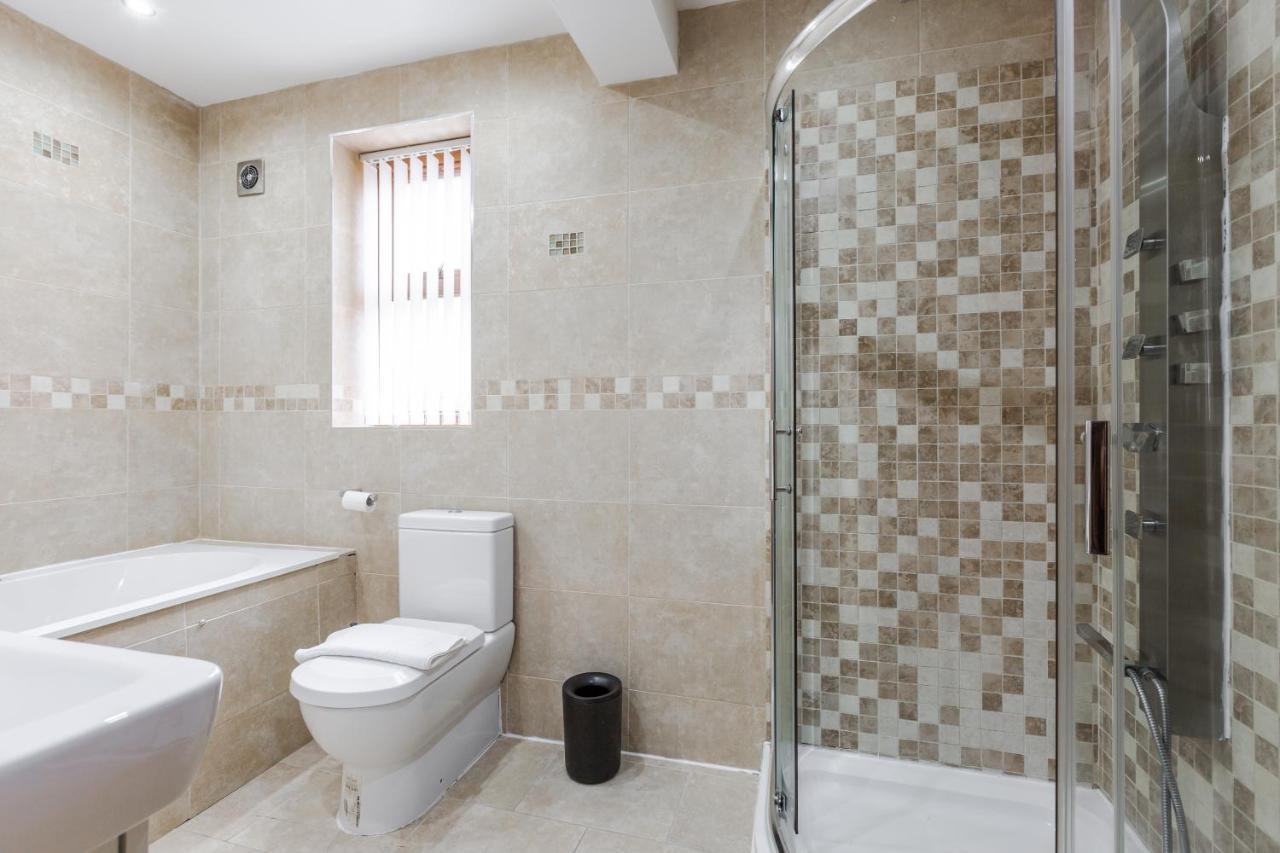 Holiday home - 5 Bedrooms Sleeps 11 Parking Wi-fi Contractors